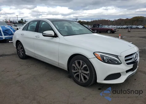 2016 Mercedes-Benz C 300 4Matic z USA, uszkodzony, nr VIN 55SWF4KB3GU103180